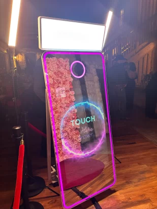 Mirrorbooth Avra